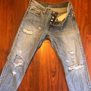Distressed Women’s Levis 501